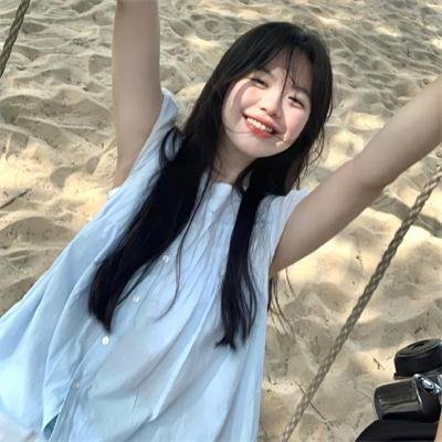 挥着翅膀的女孩